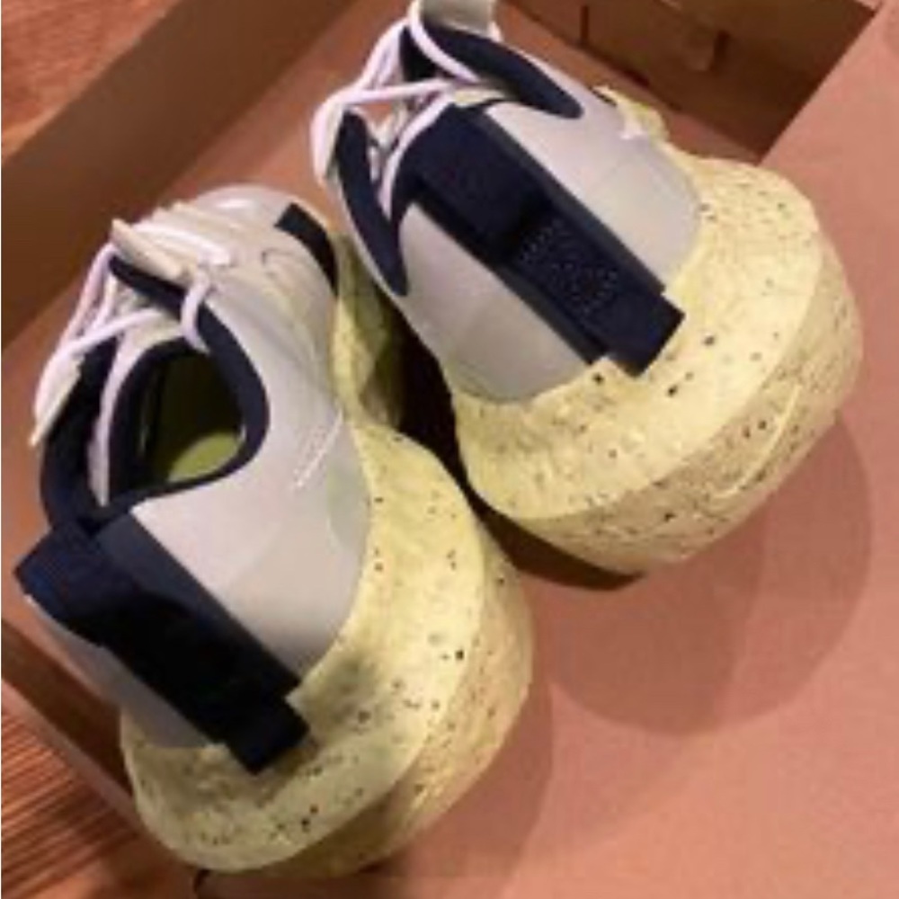 Nikes - Picture 5 of 6